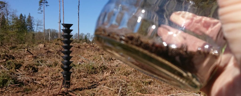Första, andra och tredje statsmakterna i skogen 2021 5 Barkborrefälla och ett glas med infångade barkborrar.